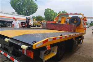 伊宁附近拖车电话号码服务